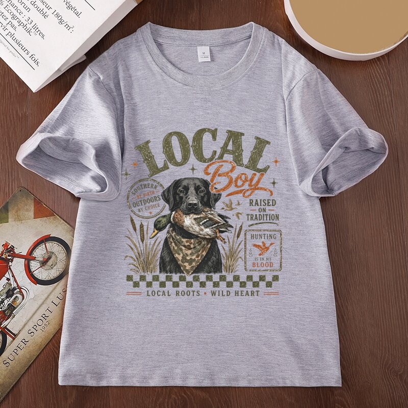 Koszulki z grafiką „Local Boy  – Outdoor Hunting Graphic Tees recenzja i cena
